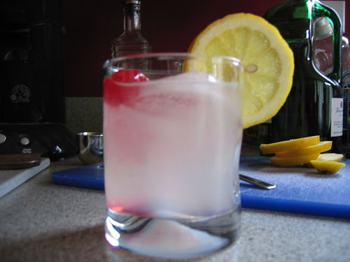 découvrez un cocktail festif et rafraîchissant avec notre candy cane spritzer. cette délicieuse boisson mélange des saveurs de menthe poivrée et de limonade, parfaite pour célébrer les fêtes. servez-la lors de vos soirées pour émerveiller vos invités avec ce breuvage sucré et pétillant aux couleurs de noël.