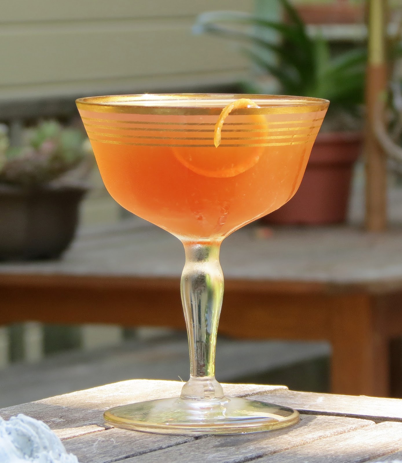 découvrez le cocktail candy cane spritzer, une boisson festive alliant la douceur de la menthe et la fraîcheur des bulles. parfait pour égayer vos fêtes de fin d'année, ce cocktail coloré émerveillera vos invités avec ses saveurs sucrées et son look pétillant. réalisez facilement cette recette gourmande et savourez un moment convivial et joyeux.