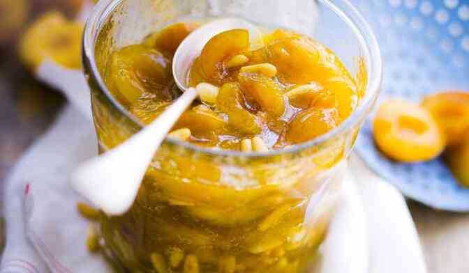 découvrez le tendre goût de la confiture de mirabelles, élaborée à partir de fruits juteux et sucrés. parfaite pour vos tartines du matin ou pour ajouter une touche gourmande à vos desserts, cette confiture artisanal promet un voyage gustatif inoubliable au cœur des vergers. redécouvrez le plaisir des saveurs authentiques avec notre recette traditionnelle.