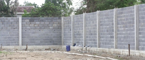 tout savoir sur le coût d'une clôture en béton: prix au mètre, facteurs (hauteur, finitions, pose) et conseils pour estimer votre budget et comparer des devis.