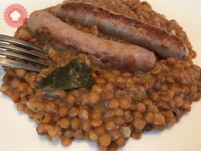 découvrez les meilleures garnitures pour saucisses: oignons caramélisés, choucroute, relish, sauces maison et astuces pour sublimer hot-dogs et grillades.
