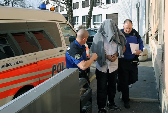 un homme est emprisonné après avoir utilisé frauduleusement la carte bancaire d’un octogénaire. découvrez les détails de cette affaire et les conséquences juridiques de ce délit.