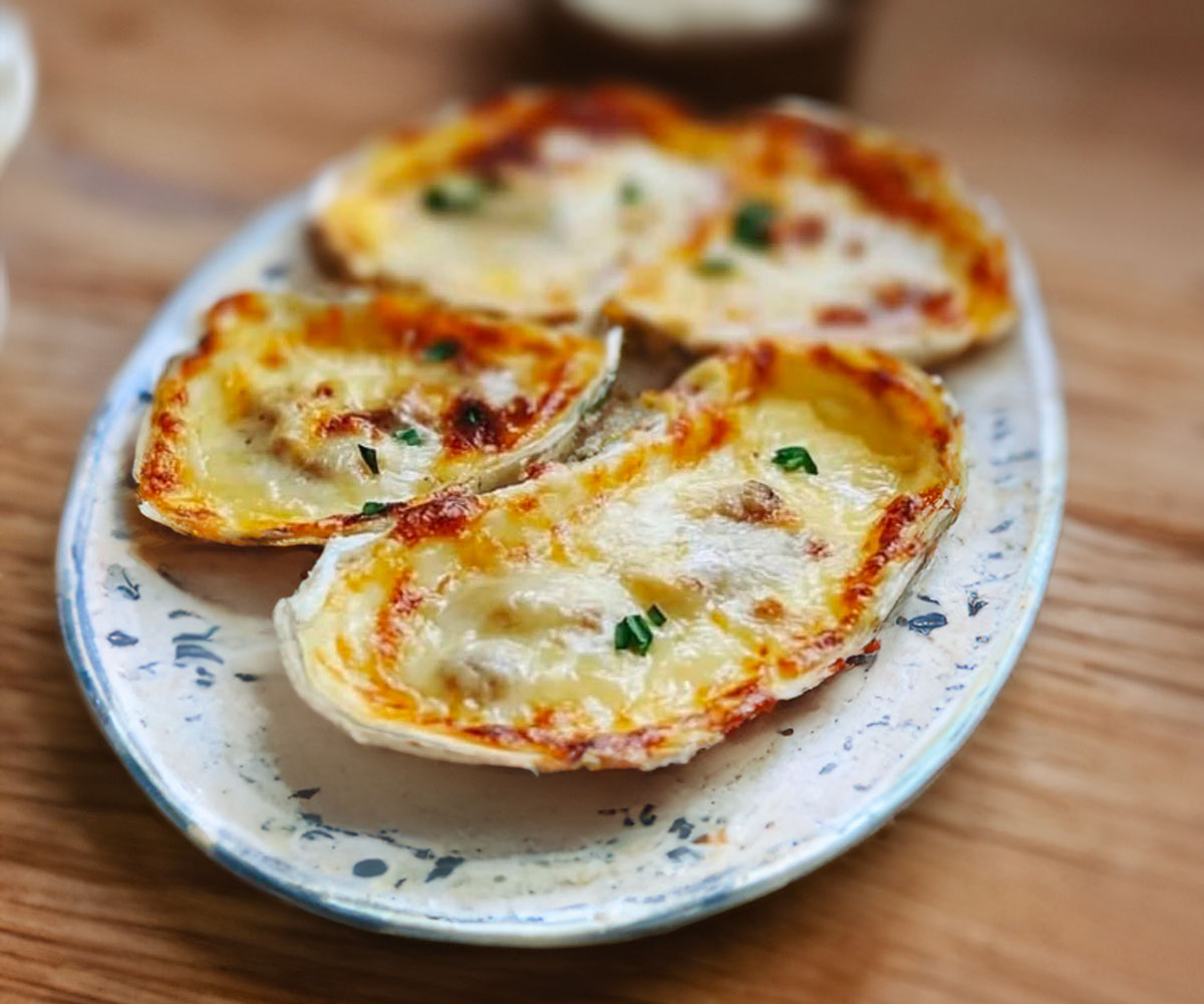 découvrez notre recette d'huîtres croustillantes au four : une entrée raffinée et facile à préparer, alliant le fondant des huîtres à un délicieux croustillant pour surprendre vos invités.