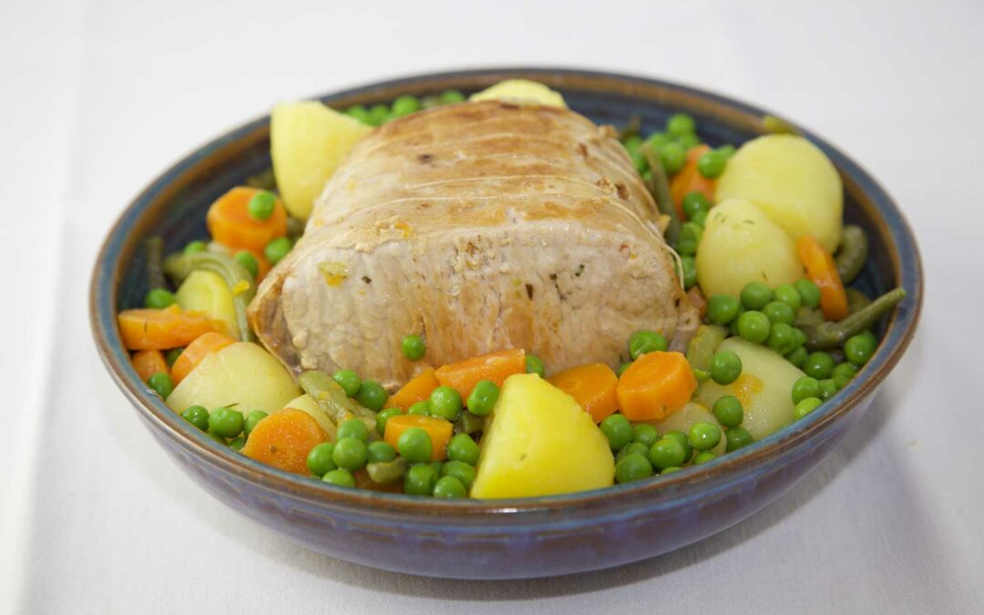 découvrez notre délicieuse recette de rôti de porc accompagné de légumes savoureux, cuits au four pour un repas familial sain et gourmand. idéal pour toutes les occasions !