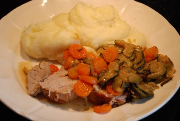 découvrez une délicieuse recette de rôti de porc accompagné de légumes rôtis au four. un plat savoureux, facile à préparer, idéal pour un repas convivial en famille ou entre amis.