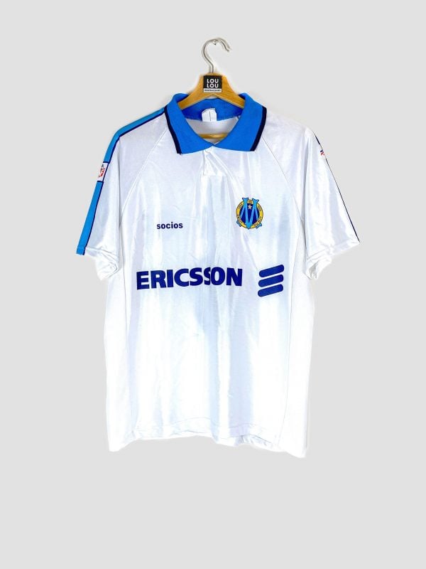 découvrez le maillot emblématique de l'olympique de marseille, symbole de passion et de fierté pour les supporters. plongez dans l'histoire de ce club légendaire à travers son maillot iconique, qui allie tradition et modernité.