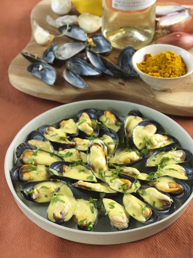 découvrez la mouclade, une délicieuse recette traditionnelle à base de moules mijotées dans une sauce crémeuse au curry et au vin blanc. parfaite pour un repas savoureux et convivial !