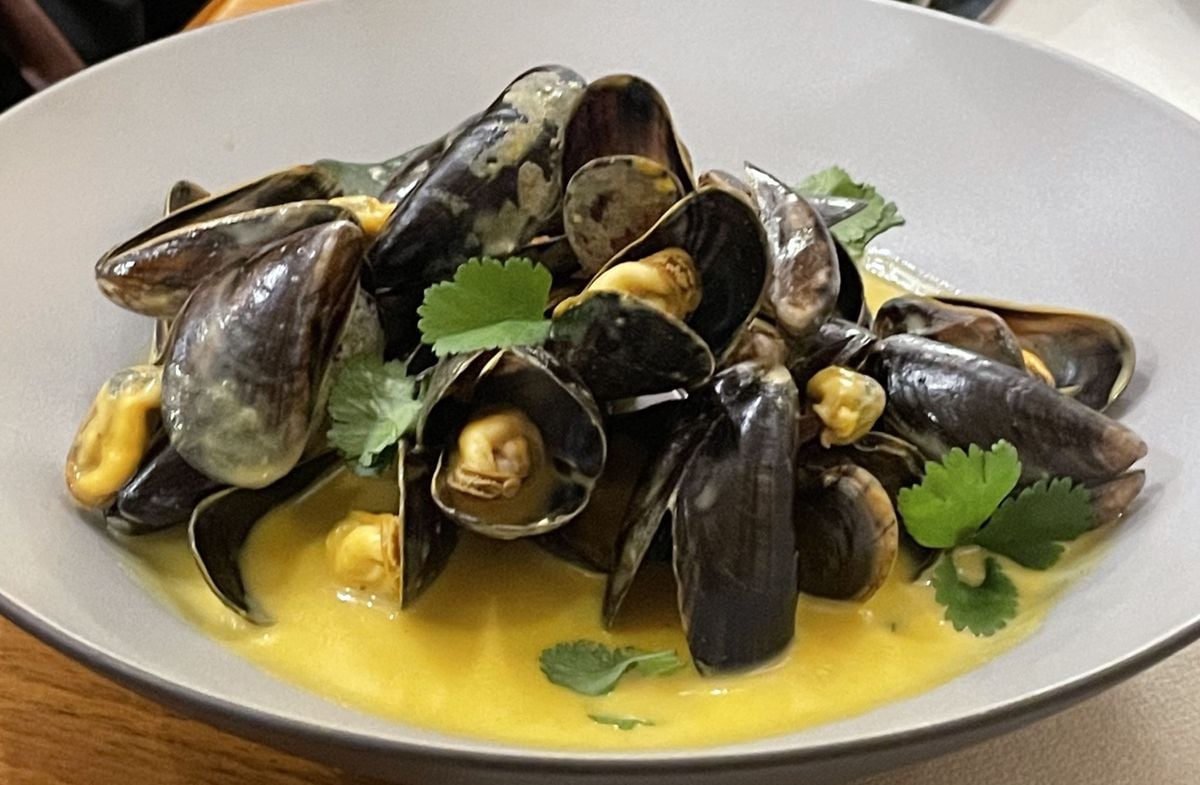 découvrez la mouclade, une recette traditionnelle française à base de moules, relevée d’une sauce crémeuse au curry et au vin blanc. parfait pour un repas convivial et savoureux !