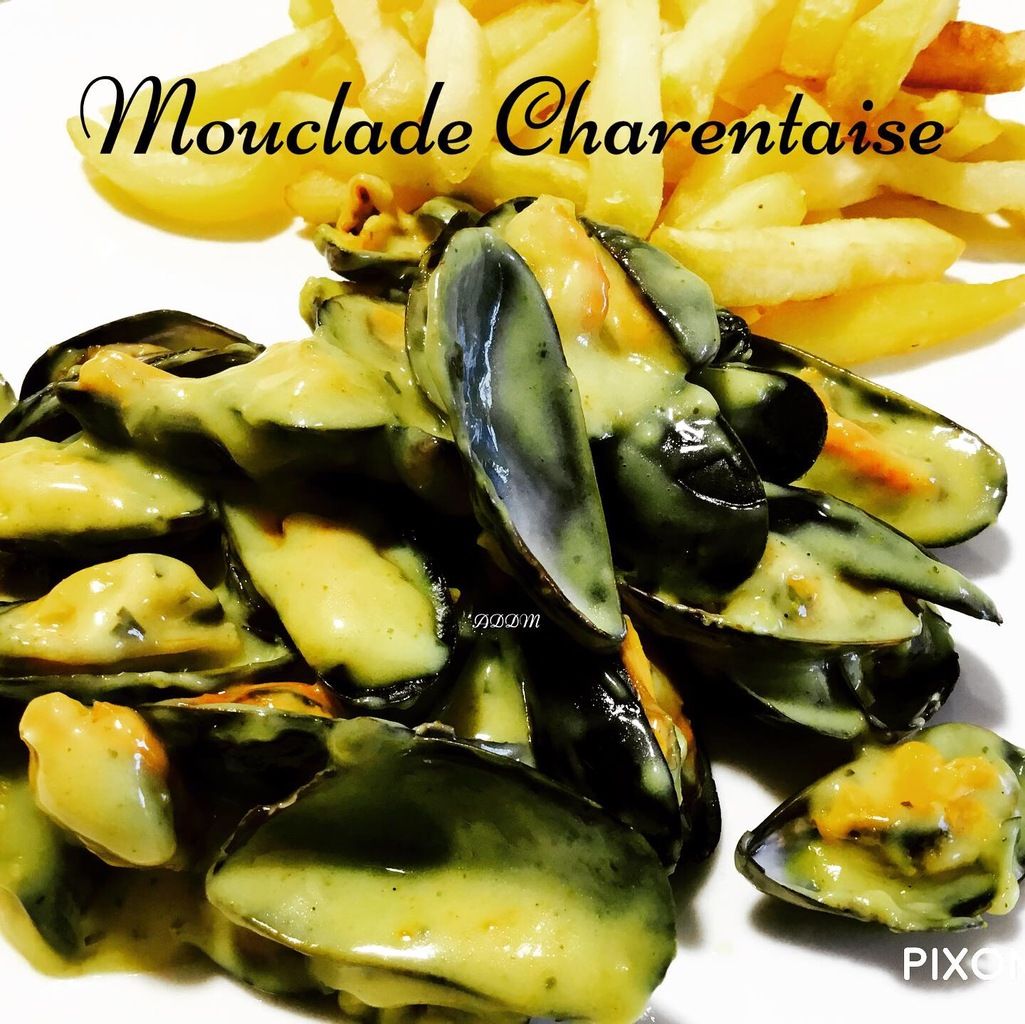 découvrez la mouclade, une recette traditionnelle française à base de moules fraîches cuisinées dans une sauce crémeuse et épicée au curry. idéale pour un repas convivial et savoureux entre amis ou en famille !