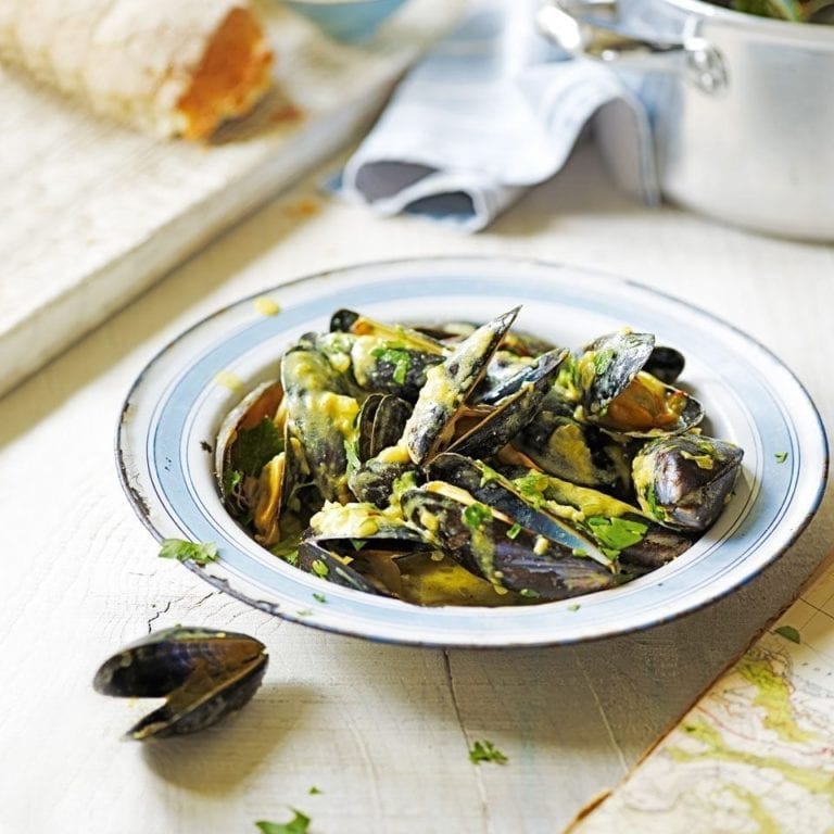 découvrez la mouclade, une délicieuse recette traditionnelle de moules mijotées dans une sauce crémeuse au curry et au vin blanc, typique du sud-ouest de la france. un plat convivial et savoureux à partager en famille ou entre amis.