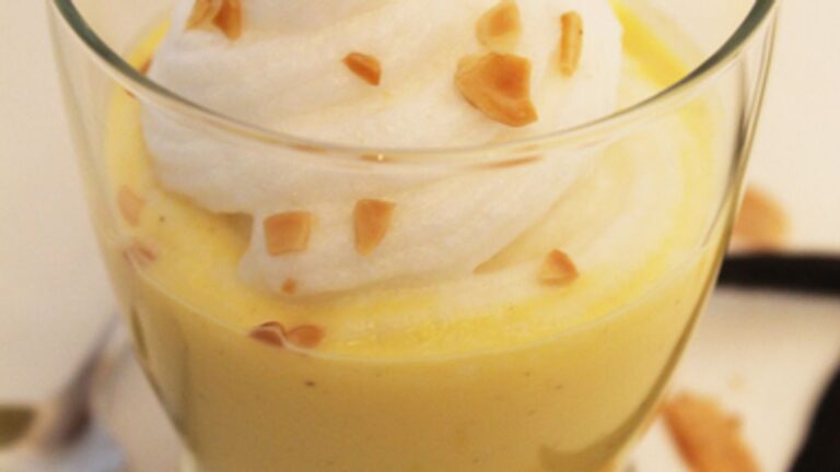 découvrez la douceur des œufs à la neige, un dessert aérien et délicat, parfait pour séduire vos convives. cette recette traditionnelle vous invite à savourer des blancs d'œufs montés en neige, délicatement posés sur une crème vanillée onctueuse. éveillez vos papilles avec cette spécialité culinaire qui ravira petits et grands lors de vos repas festifs.