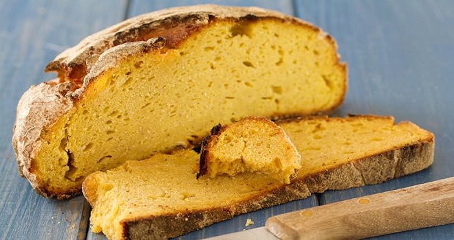 découvrez notre délicieux pain au maïs, moelleux et parfumé, idéal pour vos repas en famille ou vos pique-niques. sa texture légère et son goût unique apportent une touche originale à vos tables. à déguster seul ou accompagné de vos plats préférés.