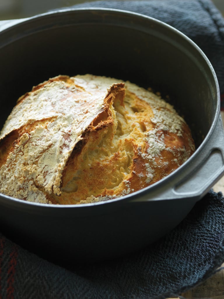 découvrez comment réaliser un pain croustillant avec seulement 2 ingrédients. une recette facile, rapide et sans pétrissage pour un résultat savoureux et doré à souhait !