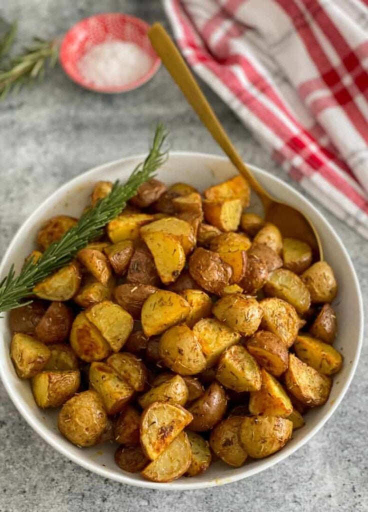 découvrez notre recette irrésistible de pommes de terre rôties, croustillantes à l'extérieur et fondantes à l'intérieur. parfaites en accompagnement ou en plat principal, elles ajoutent une touche savoureuse à tous vos repas.