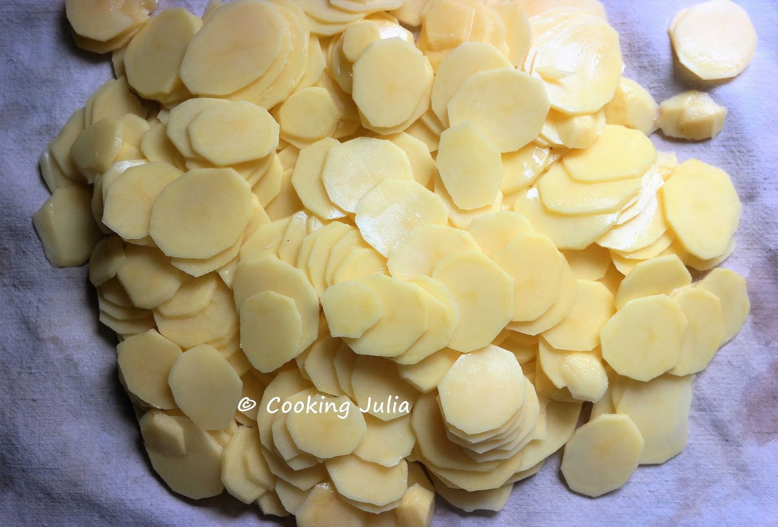 découvrez la recette traditionnelle des pommes de terre sarladaises : des tranches de pommes de terre dorées à la graisse de canard, parfumées à l’ail et au persil. un incontournable du sud-ouest, à déguster pour accompagner vos plats conviviaux !