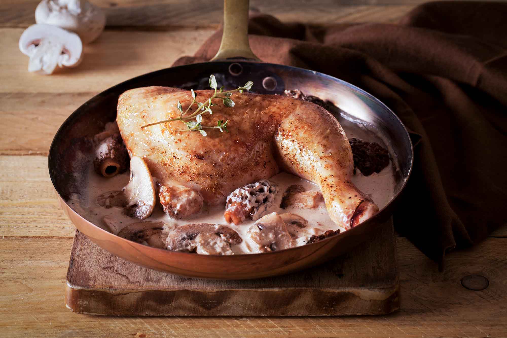 découvrez pourquoi préparer un poulet au vin jaune la veille sublime ses saveurs. astuces, conseils et avantages pour un plat encore plus savoureux le lendemain.