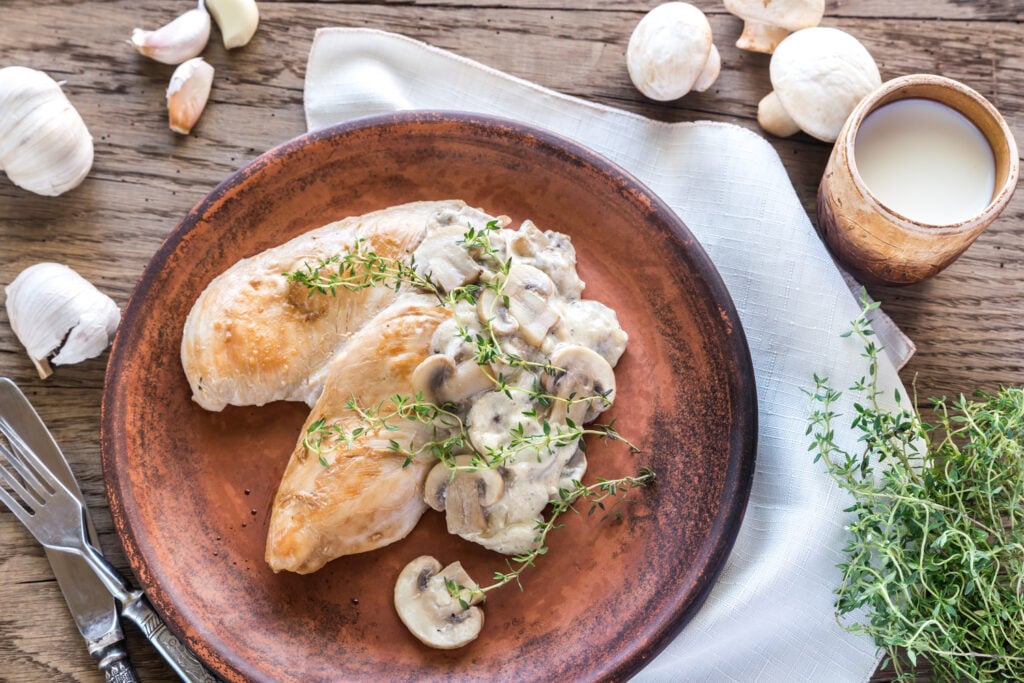 découvrez pourquoi il est idéal de préparer un poulet au vin jaune la veille : une recette gourmande qui révèle toutes ses saveurs après repos. conseils et astuces pour réussir ce plat traditionnel !