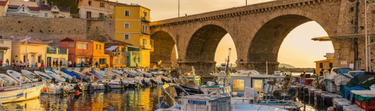 découvrez marseille, la cité phocéenne, au travers d'un séjour inoubliable. explorez ses plages ensoleillées, sa riche histoire, sa délicieuse cuisine méditerranéenne et ses nombreux sites touristiques comme le vieux-port et la basilique notre-dame de la garde. profitez de chaque instant dans cette ville dynamique et pleine de culture.