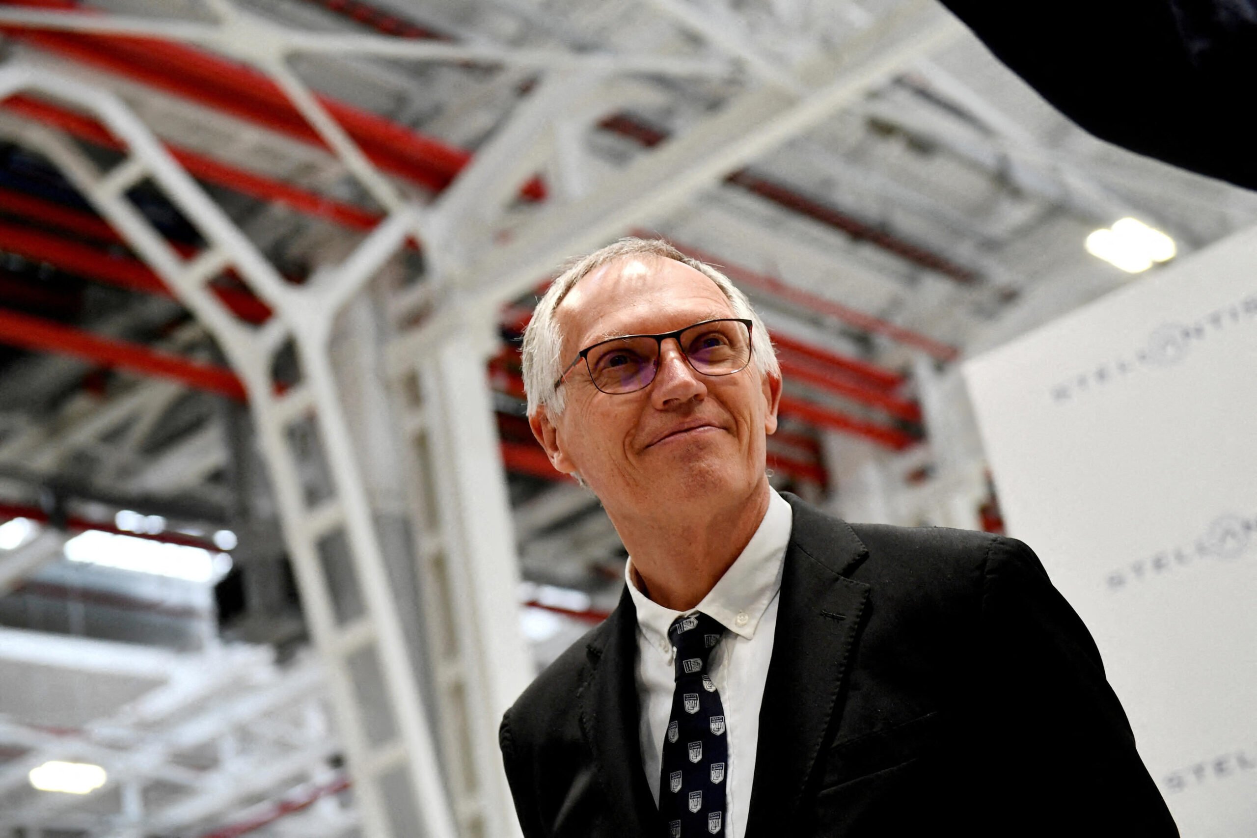 découvrez qui pourrait être le successeur de tavares, l'actuel dirigeant du groupe automobile, et les enjeux liés à cette succession stratégique.