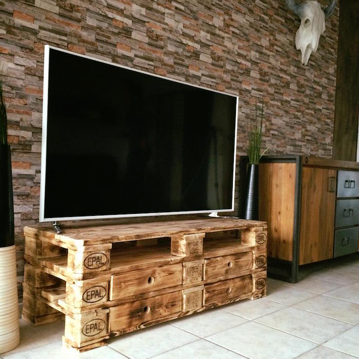 découvrez notre support tv en palette écologique, alliant design unique et respect de l'environnement. idéal pour ceux qui souhaitent allier esthétique et durabilité dans leur intérieur.