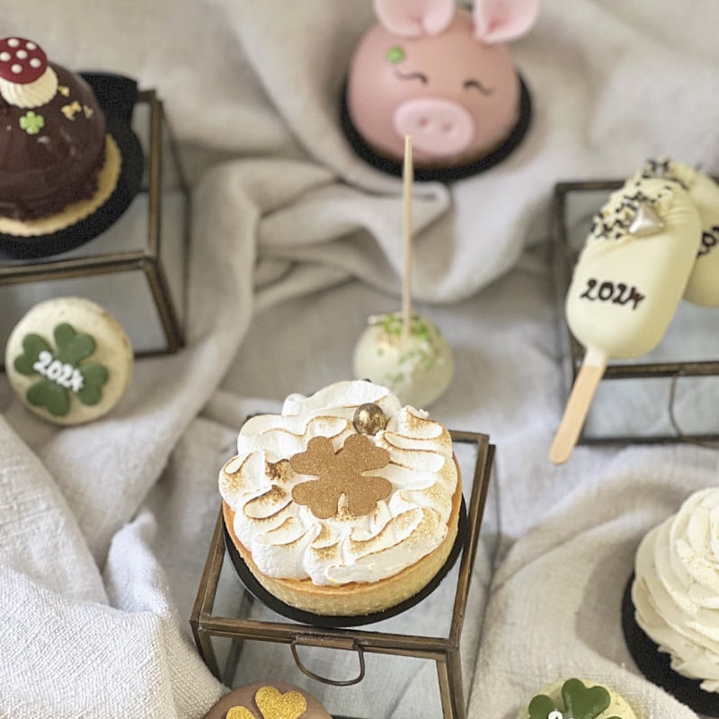 découvrez notre délice sucré : la tartelette nuage exotique. une association parfaite de saveurs tropiques avec une base légère et aérienne, garnie de fruits exotiques frais. un voyage gustatif qui vous fera rêver à l'été !