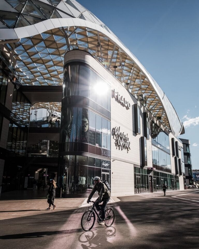découvrez les terrasses du port à marseille : un centre commercial unique offrant une expérience shopping inoubliable avec une vue panoramique sur la mer. boutiques tendance, restaurants et loisirs vous attendent en 2025 !