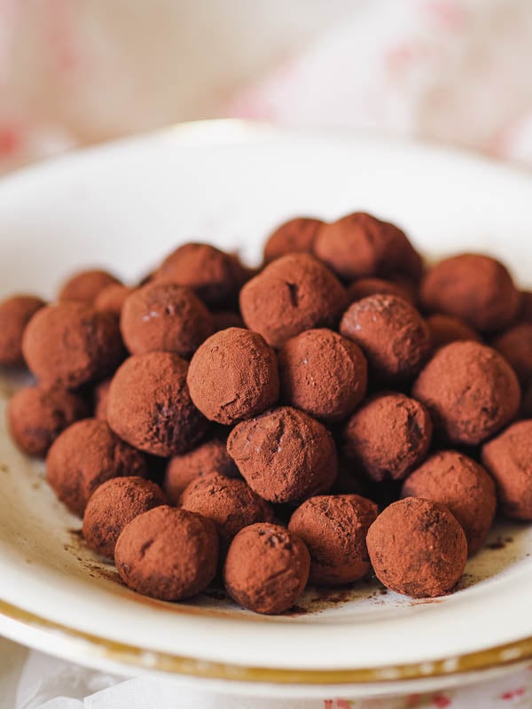 découvrez l'irrésistible monde des truffes au chocolat : des douceurs raffinées alliant une ganache crémeuse et un enrobage délicat, parfaites pour toutes les occasions. offrez-vous ou partagez ces délices gourmands qui sauront séduire les papilles de tous les amateurs de chocolat.