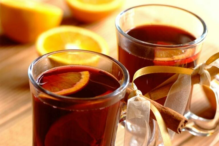 découvrez le plaisir réconfortant du vin chaud, une boisson épicée et chaleureuse idéale pour les froides soirées d'hiver. parfait pour des moments conviviaux entre amis ou en famille, savourez cette recette traditionnelle qui éveillera vos sens et apportera une touche festive à vos rassemblements.