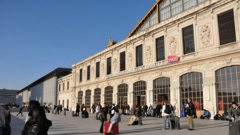 un adolescent a été arrêté en gare de marseille en possession d'un revolver. découvrez les circonstances de cette interpellation et les premières informations sur l'enquête en cours.