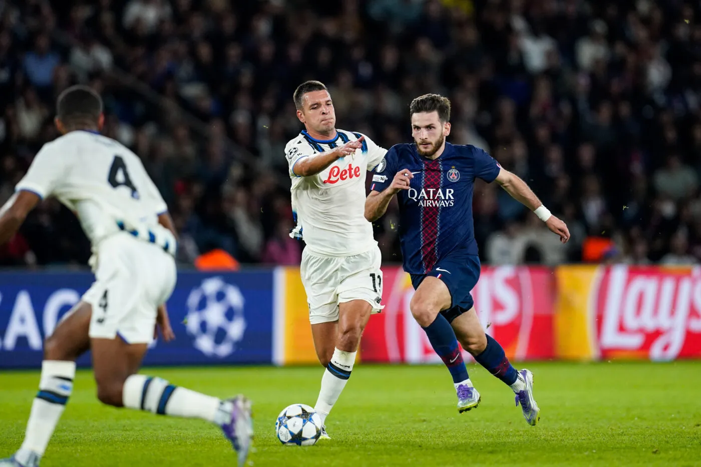 découvrez pourquoi medhi benatia est impressionné par khvicha kvaratskhelia, l'étoile montante du football européen. analyse, réactions et détails sur l'admiration de benatia pour le talent du géorgien.