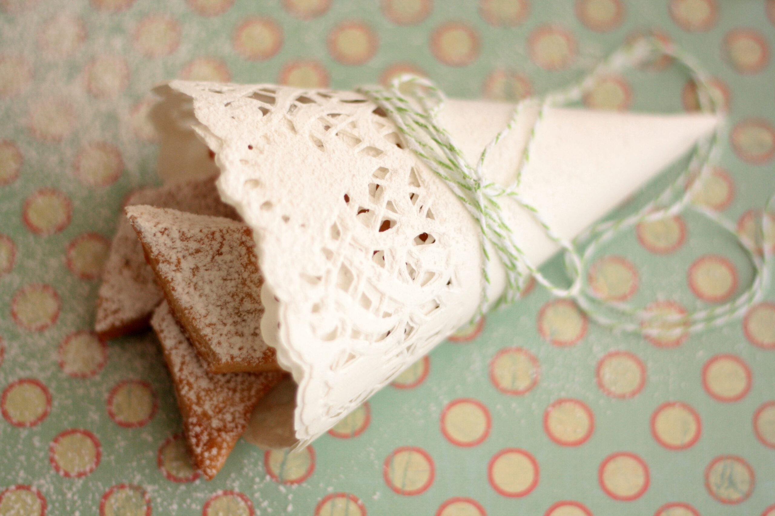 découvrez les bottereaux, de délicieux beignets moelleux originaires de l’ouest de la france, parfaits pour le goûter ou le carnaval. recette, histoire et conseils de dégustation.