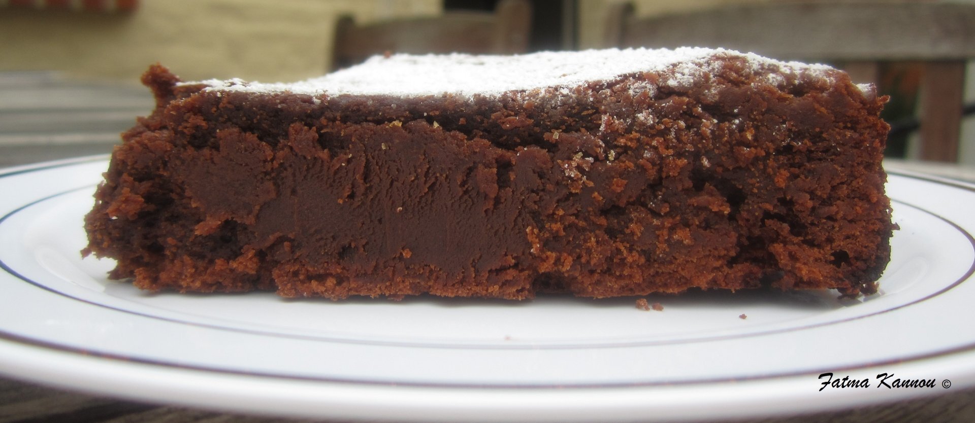 découvrez notre recette de gâteau moelleux au chocolat, facile à réaliser et irrésistiblement fondant. idéal pour les amateurs de douceurs, ce dessert conquiert petits et grands à chaque bouchée !