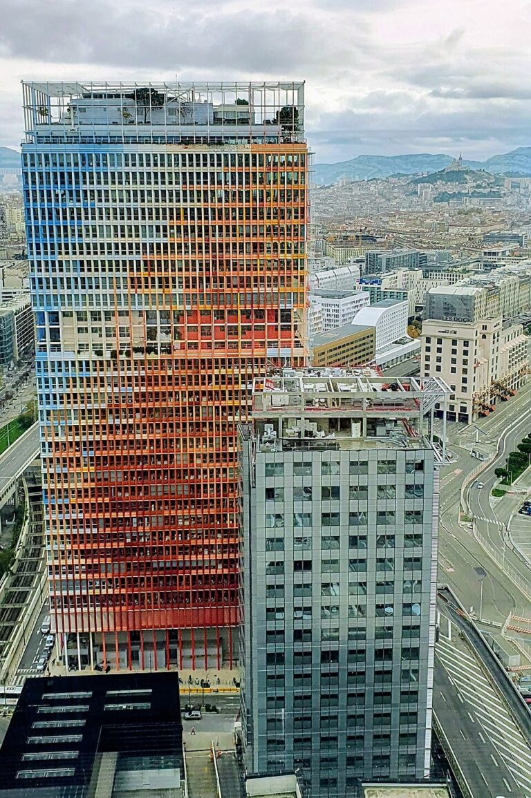 découvrez l'immeuble lego de marseille, une construction originale idéale pour les passionnés de briques. retrouvez toutes les informations, astuces de montage et idées créatives pour votre maquette unique inspirée de la cité phocéenne.