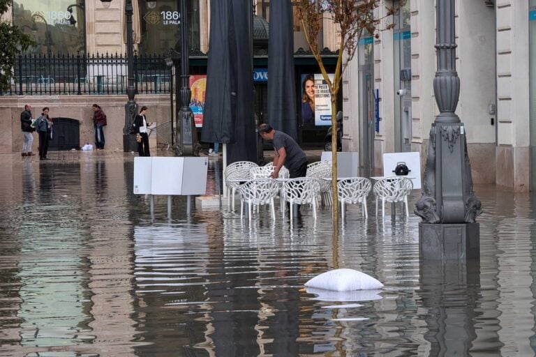 découvrez les dernières informations sur les inondations à marseille : bilan, zones touchées, conseils de sécurité et mises à jour en temps réel pour rester informé.