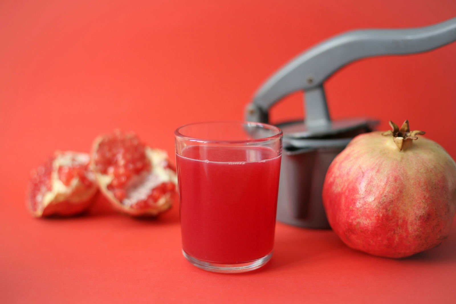 découvrez les vérités sur le jus de grenade : bienfaits pour la santé, potentiels dangers et conseils pour une consommation sûre. tout ce qu'il faut savoir avant d'intégrer ce superfruit à votre alimentation.
