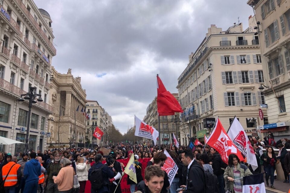 découvrez les causes et les enjeux des tensions sociales à marseille. analyse des mouvements, revendications et de l’impact sur la vie quotidienne dans la cité phocéenne.
