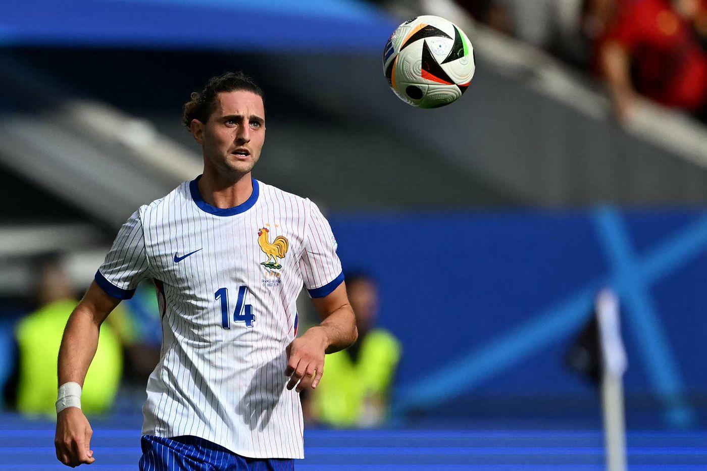 découvrez les dernières tensions autour d'adrien rabiot entre l’om et le psg. analyse des enjeux, réactions des clubs et impact sur le mercato.