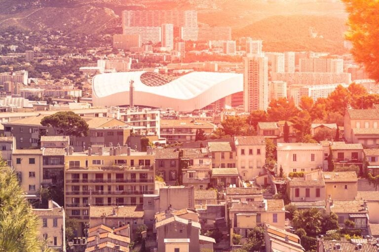 découvrez la réalité des quartiers nord de marseille : enjeux, quotidien des habitants, initiatives locales et authenticité d’un territoire souvent méconnu.