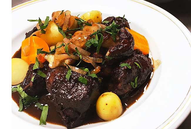 découvrez notre délicieuse recette de chevreuil en cocotte : une viande tendre mijotée avec des légumes et des aromates, parfaite pour sublimer vos repas de fête ou d'automne. facile à préparer et riche en saveurs authentiques !