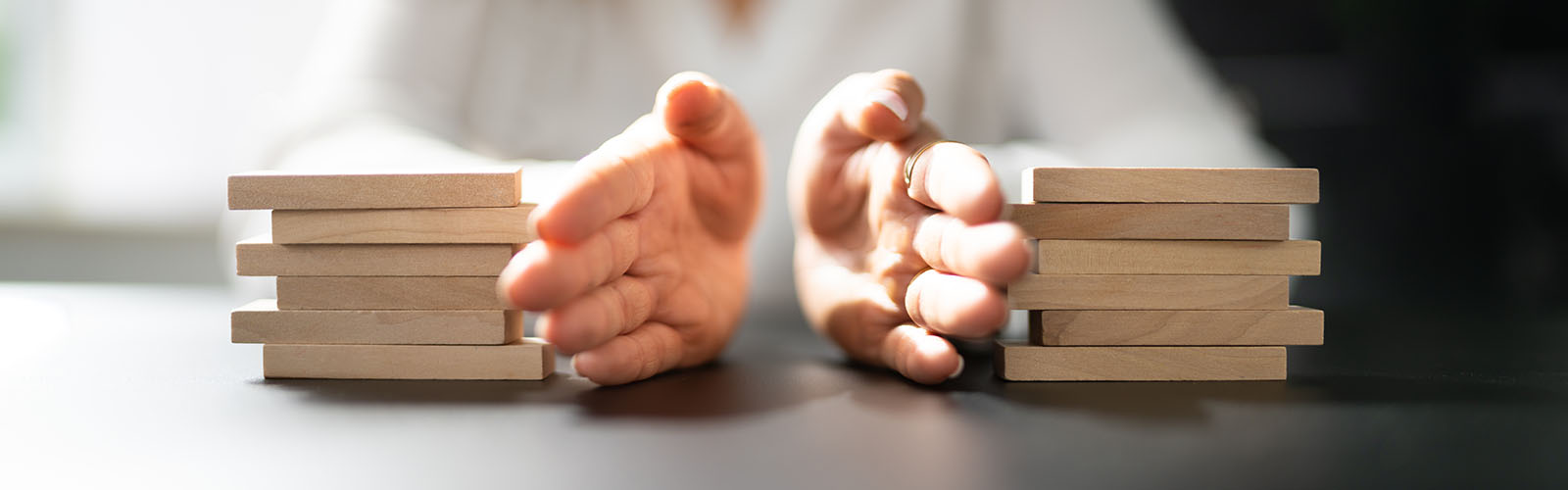 découvrez les conséquences et enjeux d'une séparation tumultueuse pour un dirigeant : impact sur l'entreprise, gestion des conflits et image professionnelle.