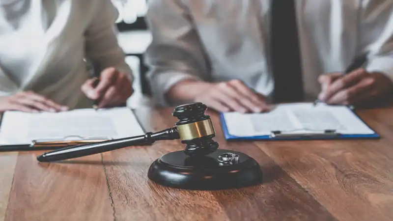 découvrez les détails d'une séparation tumultueuse impliquant un dirigeant, les causes du conflit et ses répercussions sur l'entreprise.