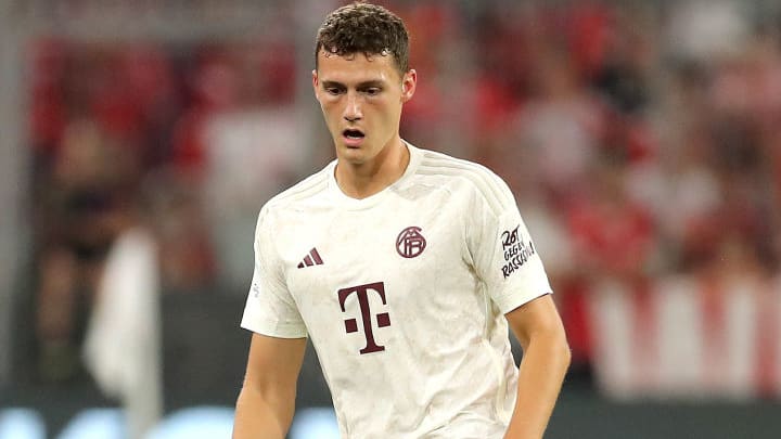 découvrez pourquoi benjamin pavard a été écarté de l’effectif, les raisons de cette décision et les répercussions pour son équipe et sa carrière.